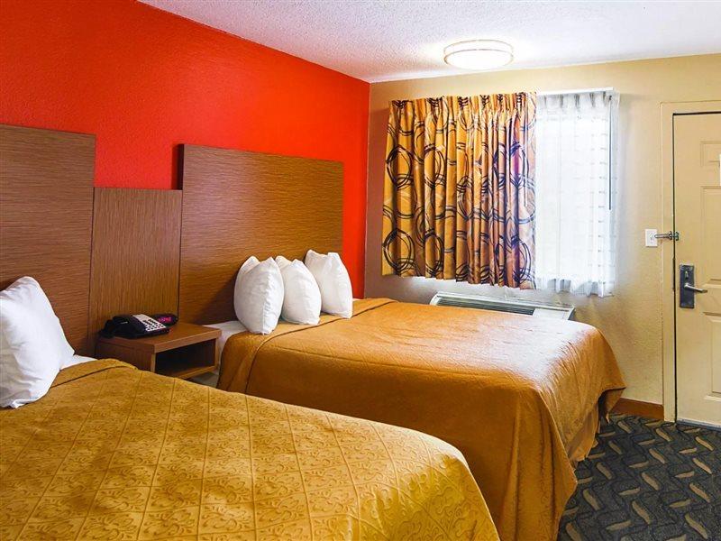 Days Inn & Suites By Wyndham Arlington Near Six Flags Buitenkant foto