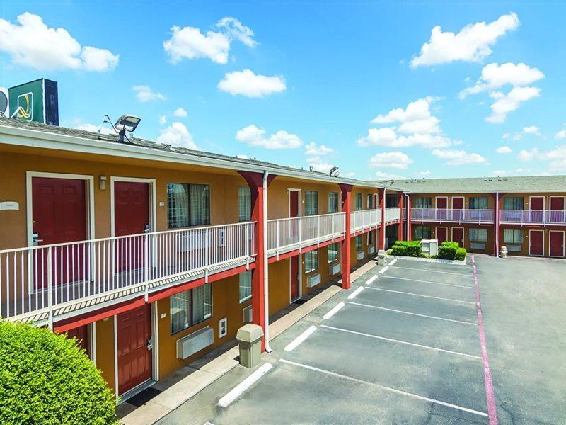 Days Inn & Suites By Wyndham Arlington Near Six Flags Buitenkant foto