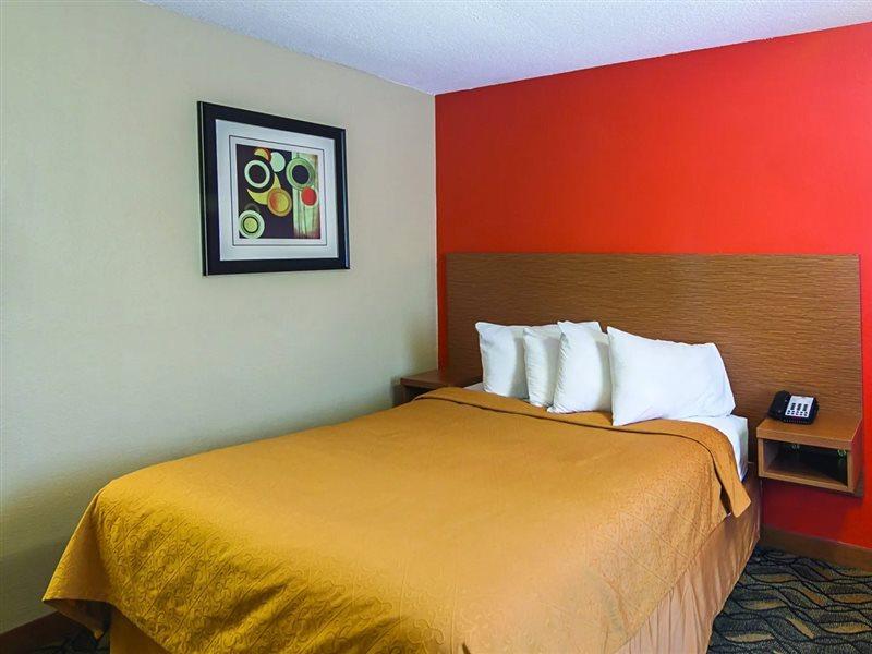 Days Inn & Suites By Wyndham Arlington Near Six Flags Buitenkant foto