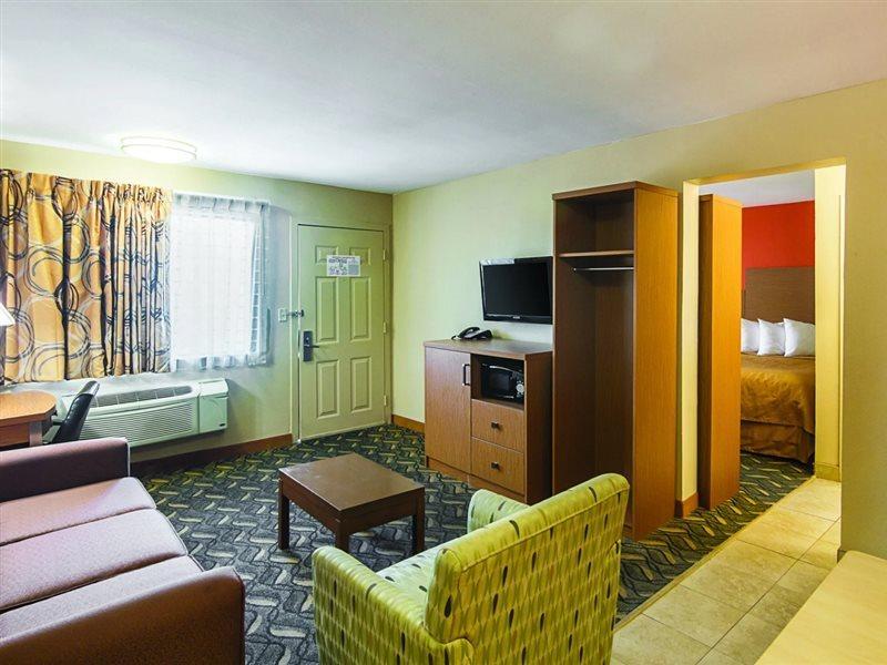 Days Inn & Suites By Wyndham Arlington Near Six Flags Buitenkant foto