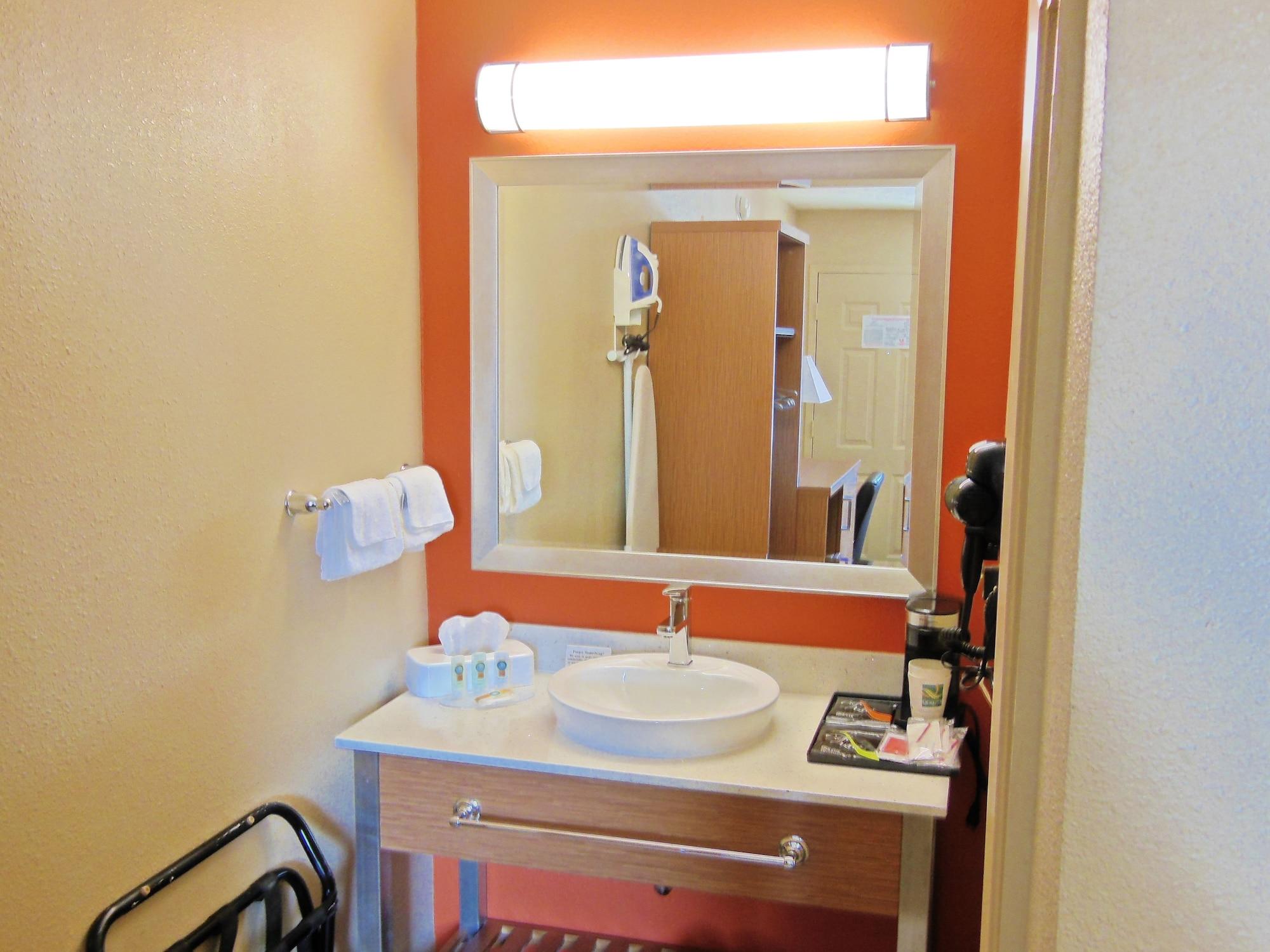 Days Inn & Suites By Wyndham Arlington Near Six Flags Buitenkant foto