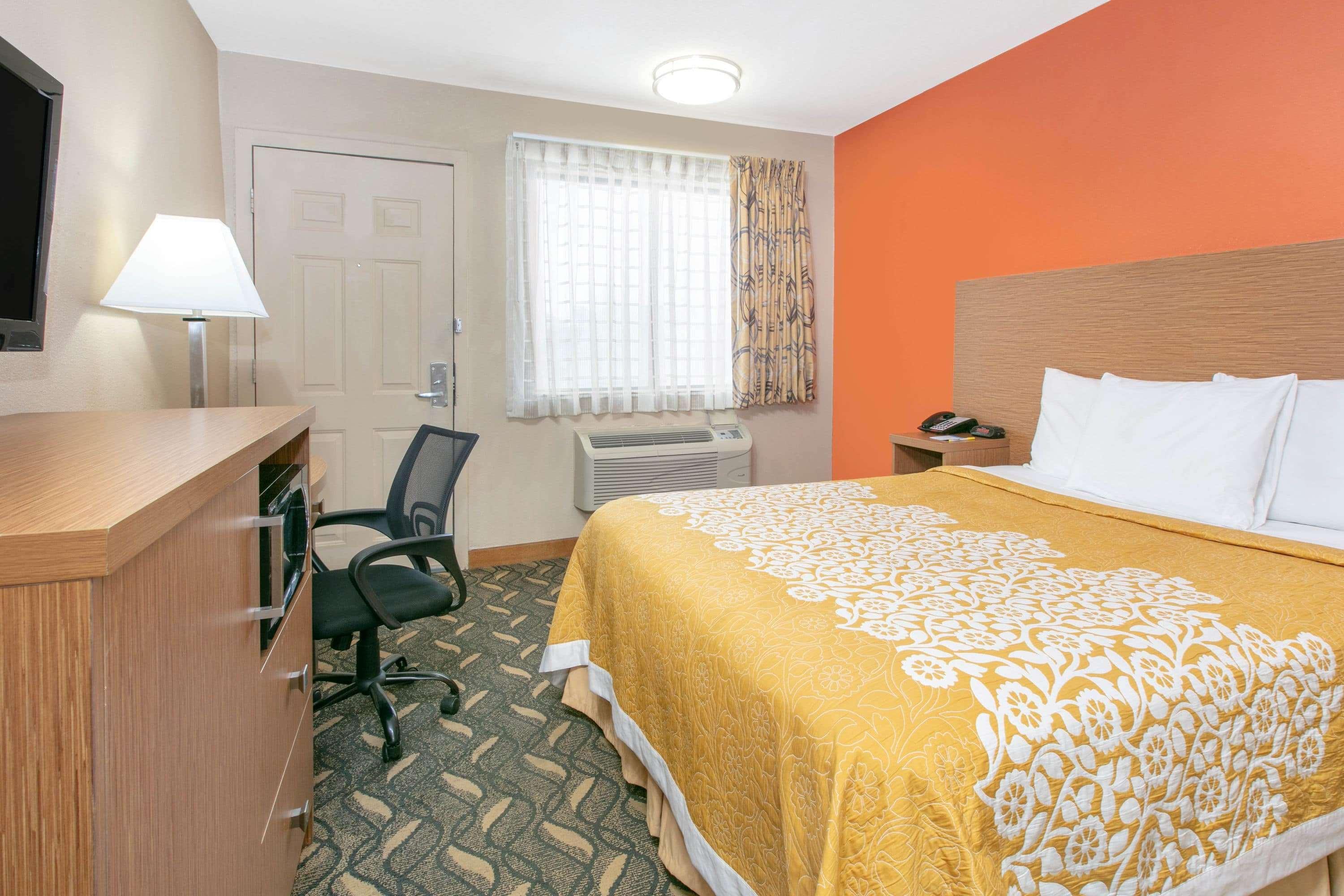Days Inn & Suites By Wyndham Arlington Near Six Flags Buitenkant foto