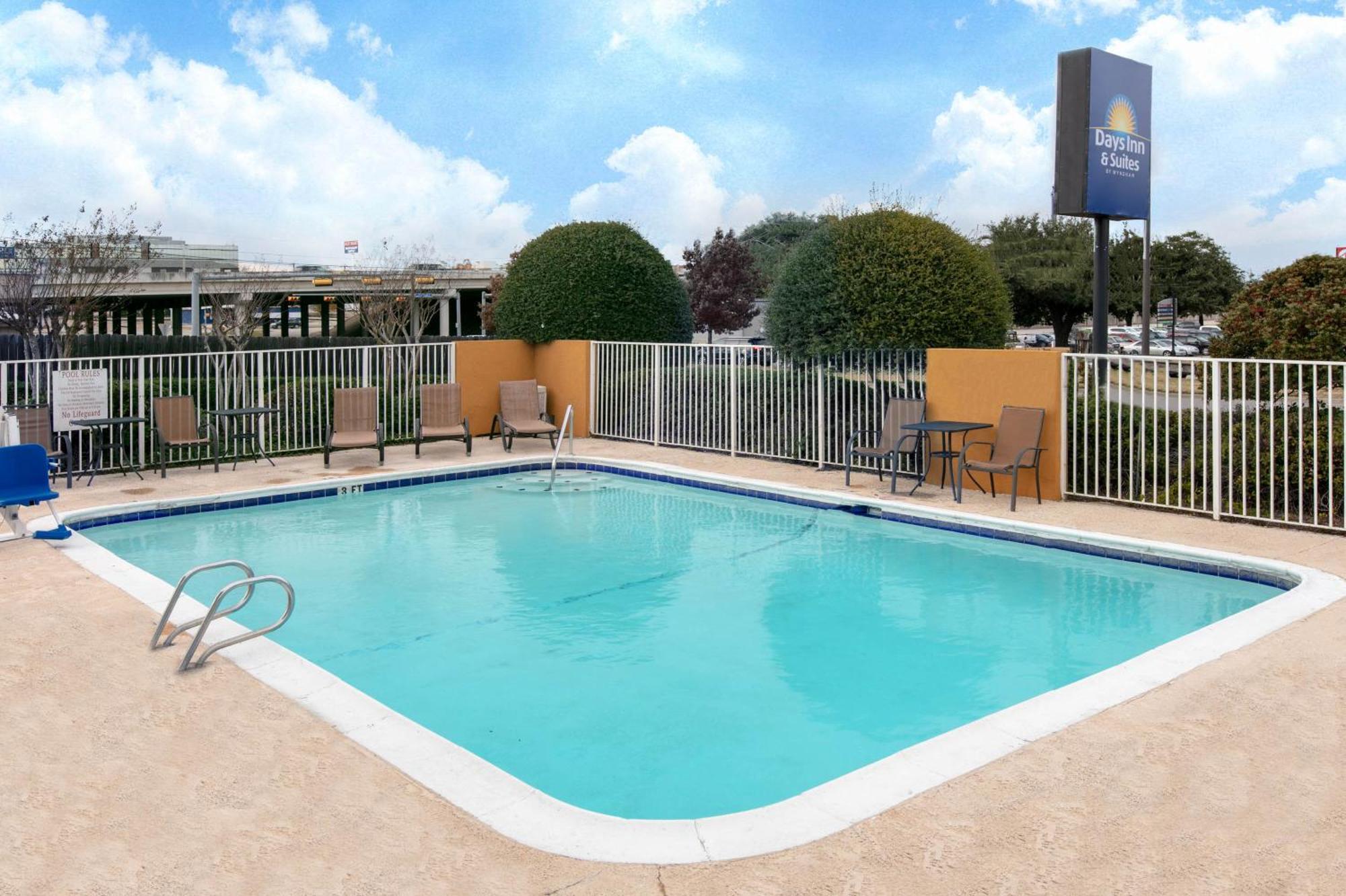 Days Inn & Suites By Wyndham Arlington Near Six Flags Buitenkant foto