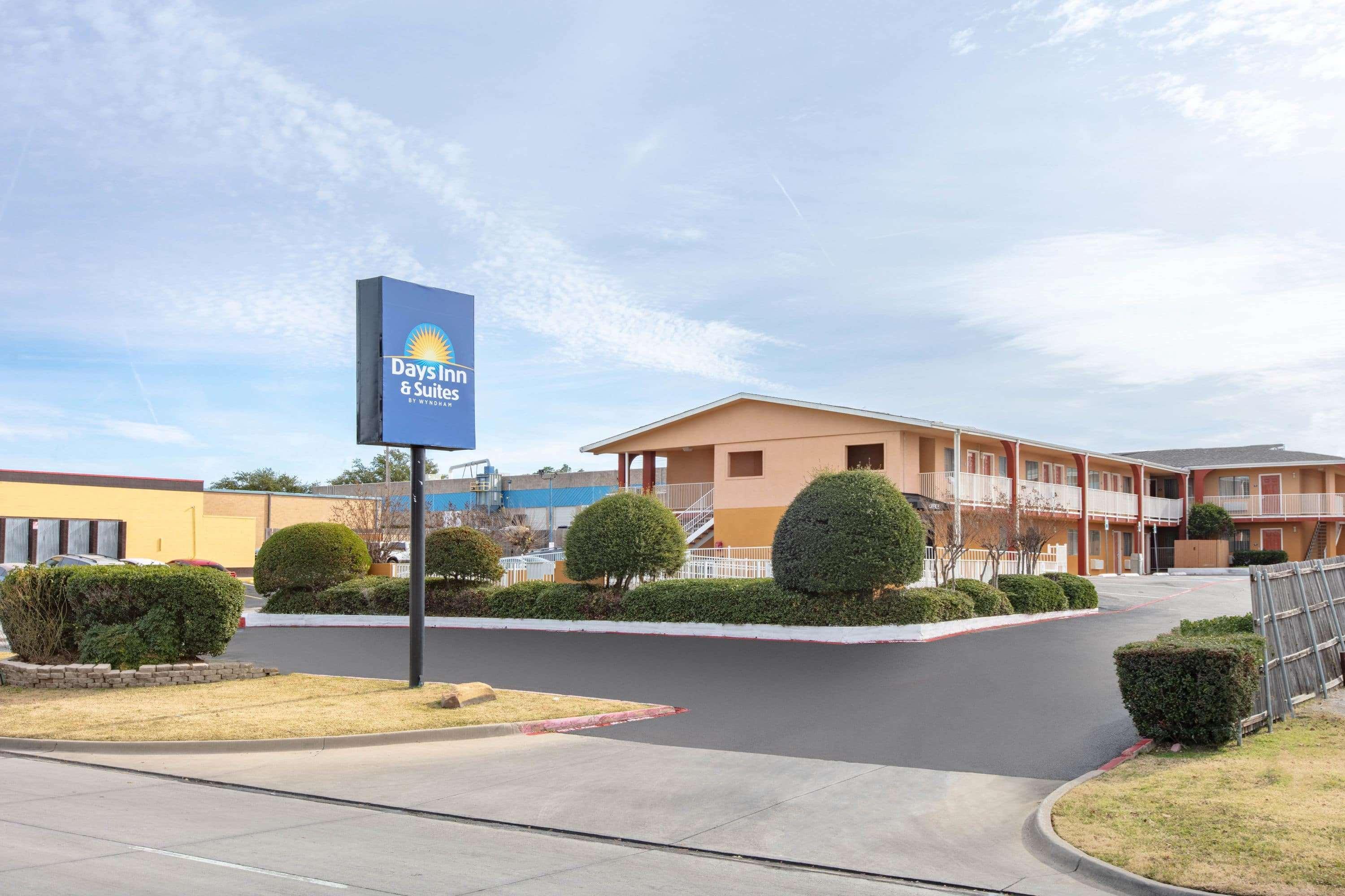 Days Inn & Suites By Wyndham Arlington Near Six Flags Buitenkant foto
