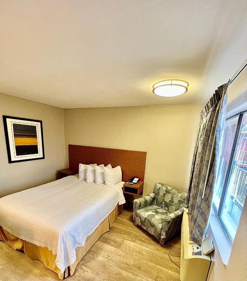 Days Inn & Suites By Wyndham Arlington Near Six Flags Buitenkant foto