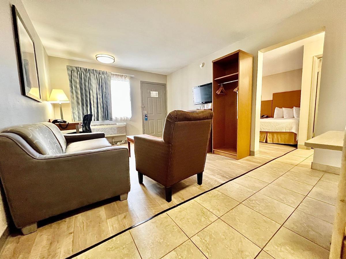Days Inn & Suites By Wyndham Arlington Near Six Flags Buitenkant foto