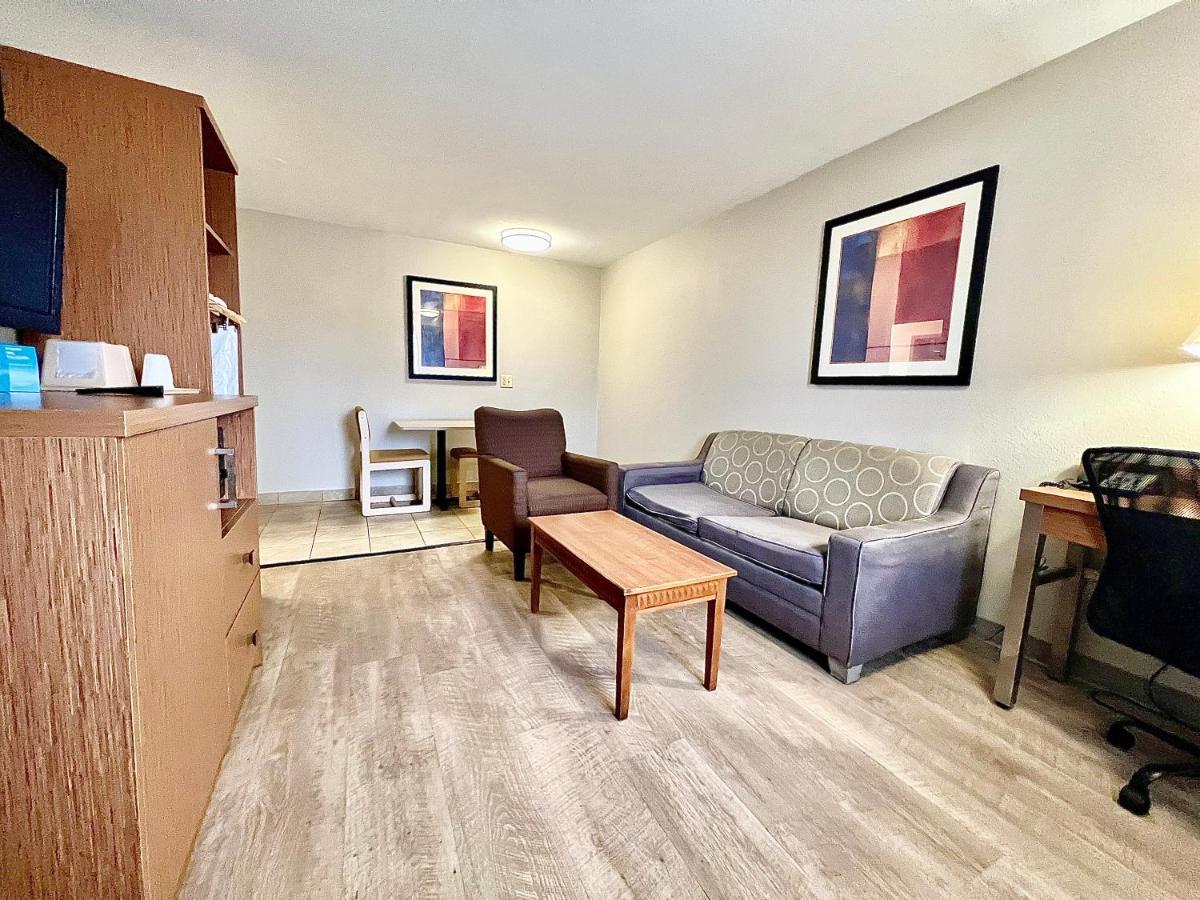 Days Inn & Suites By Wyndham Arlington Near Six Flags Buitenkant foto