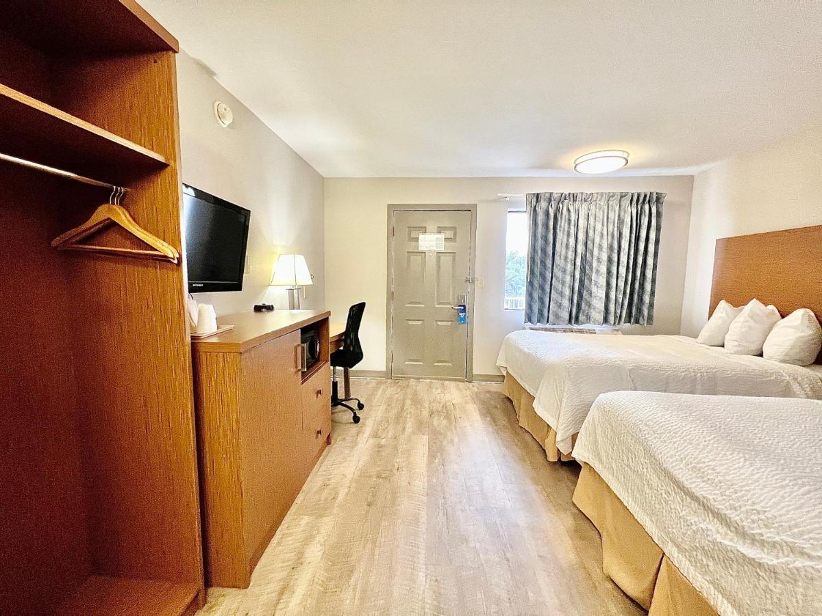 Days Inn & Suites By Wyndham Arlington Near Six Flags Buitenkant foto