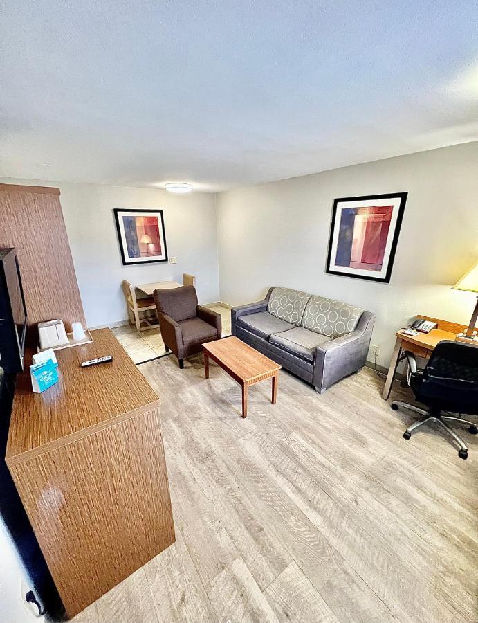 Days Inn & Suites By Wyndham Arlington Near Six Flags Buitenkant foto
