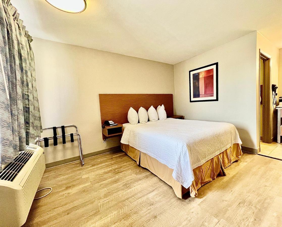 Days Inn & Suites By Wyndham Arlington Near Six Flags Buitenkant foto