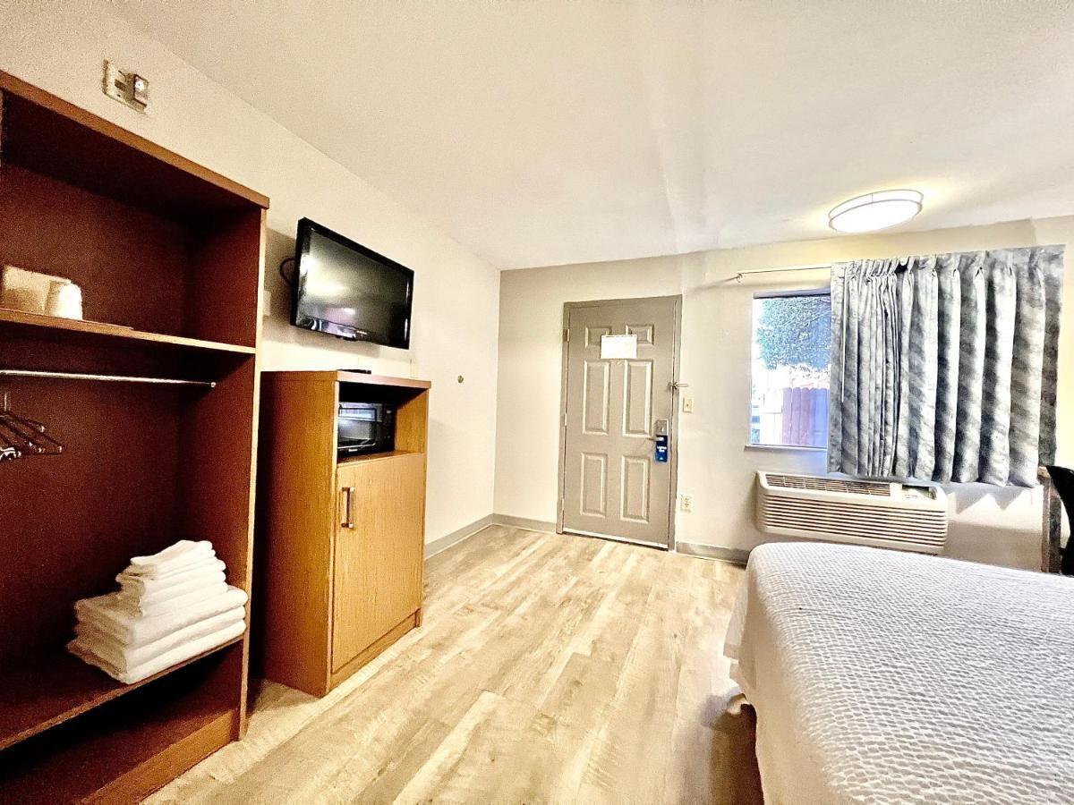 Days Inn & Suites By Wyndham Arlington Near Six Flags Buitenkant foto