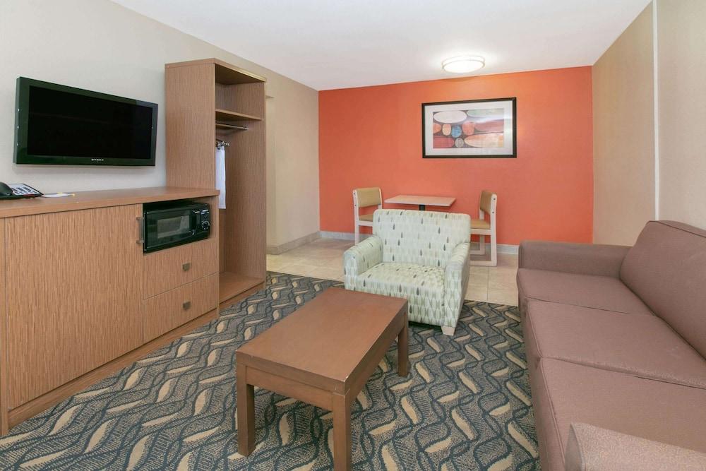 Days Inn & Suites By Wyndham Arlington Near Six Flags Buitenkant foto