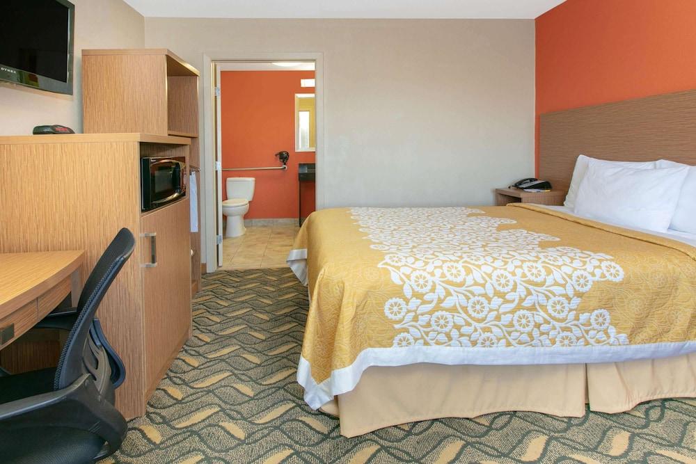 Days Inn & Suites By Wyndham Arlington Near Six Flags Buitenkant foto