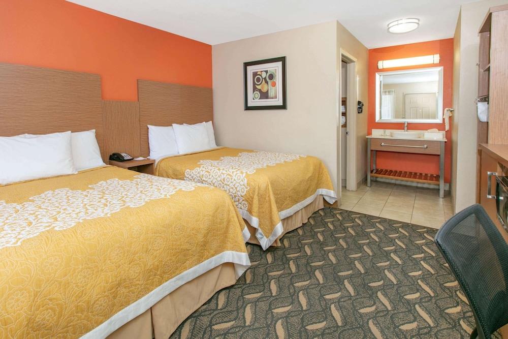Days Inn & Suites By Wyndham Arlington Near Six Flags Buitenkant foto