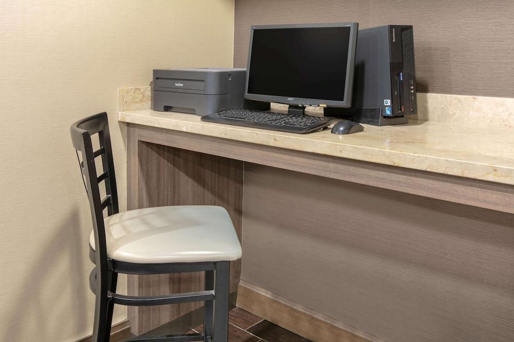 Days Inn & Suites By Wyndham Arlington Near Six Flags Buitenkant foto