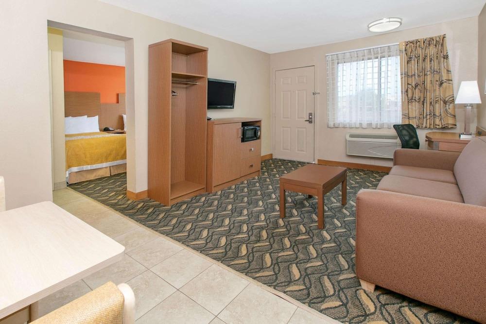 Days Inn & Suites By Wyndham Arlington Near Six Flags Buitenkant foto
