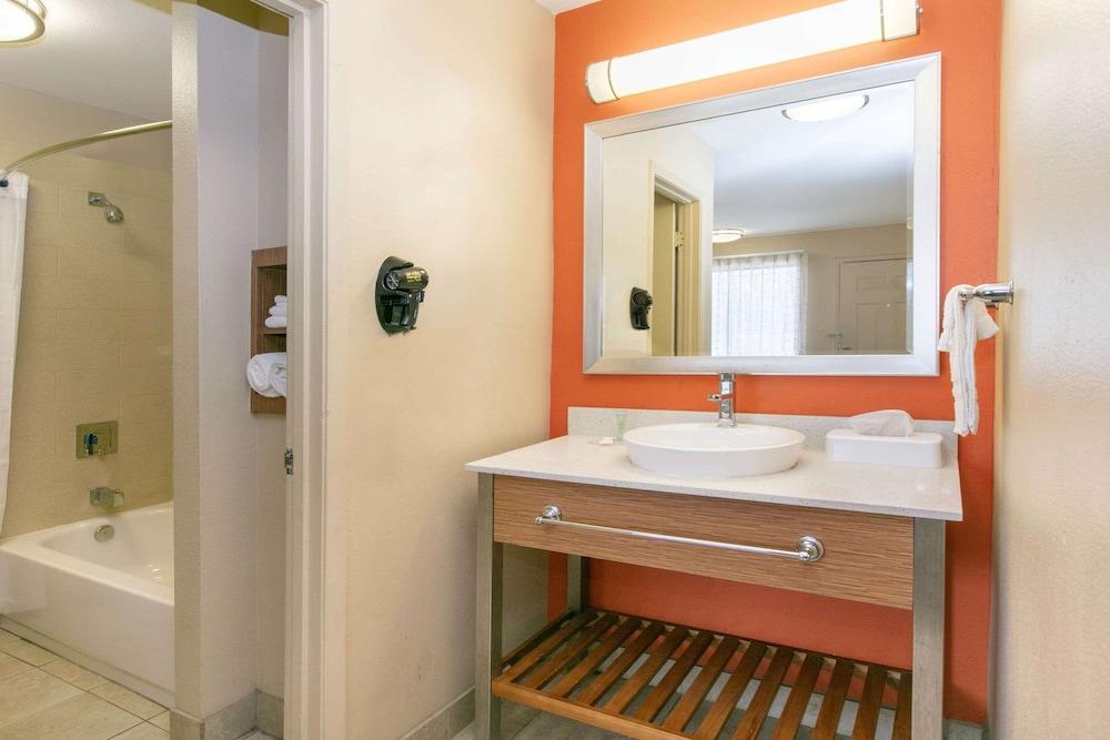 Days Inn & Suites By Wyndham Arlington Near Six Flags Buitenkant foto