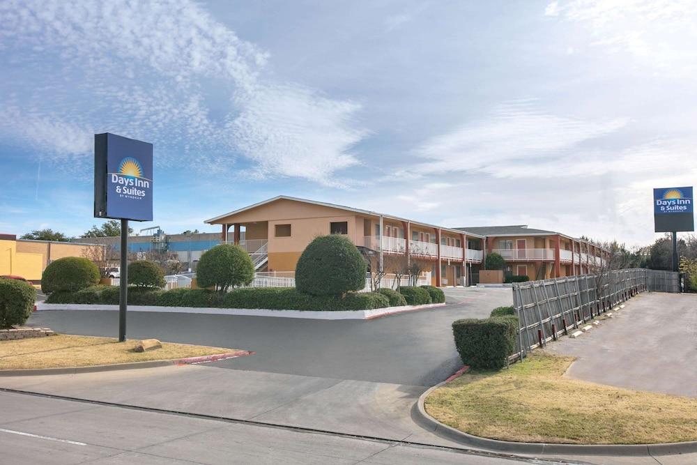 Days Inn & Suites By Wyndham Arlington Near Six Flags Buitenkant foto