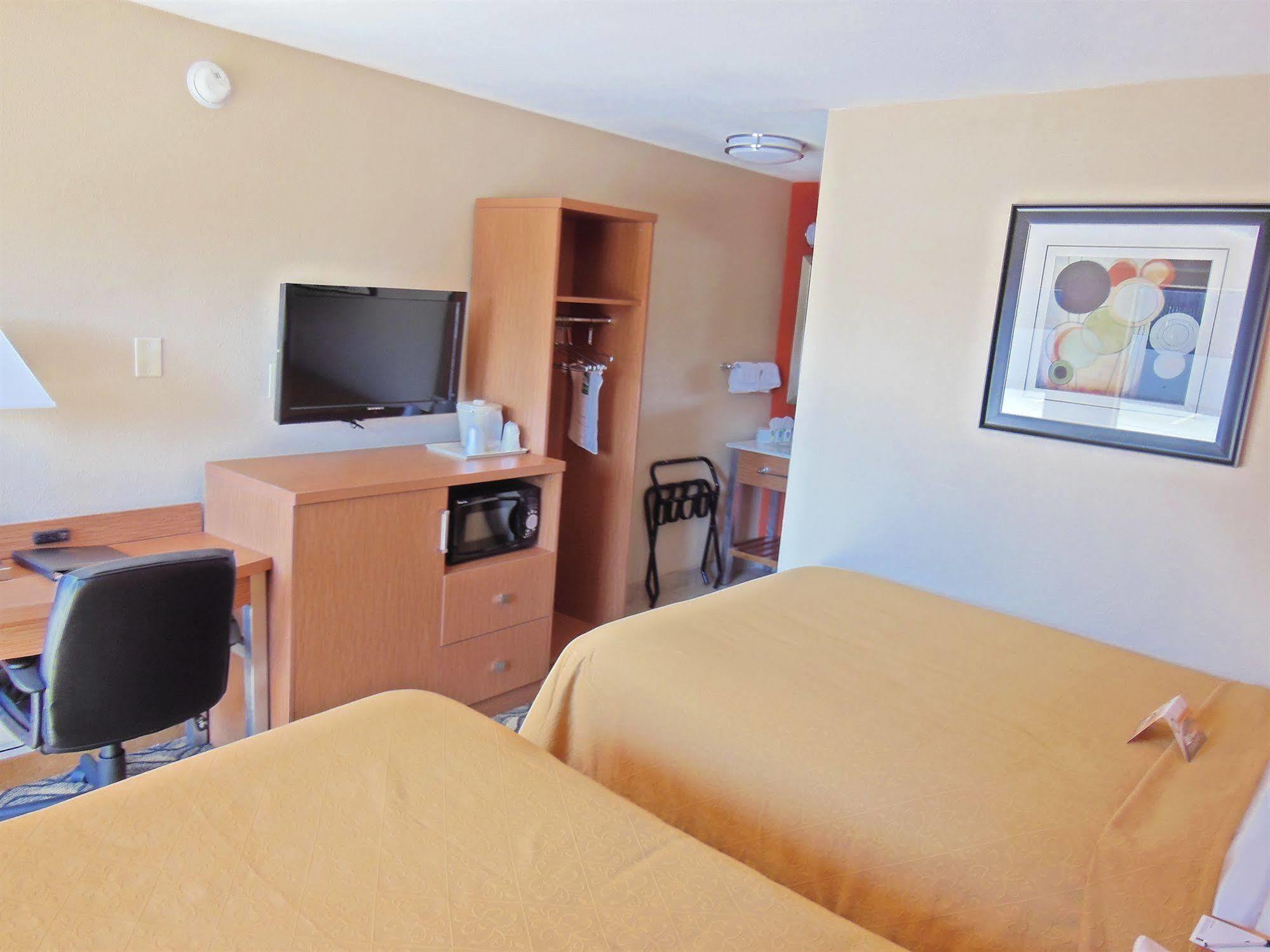 Days Inn & Suites By Wyndham Arlington Near Six Flags Buitenkant foto