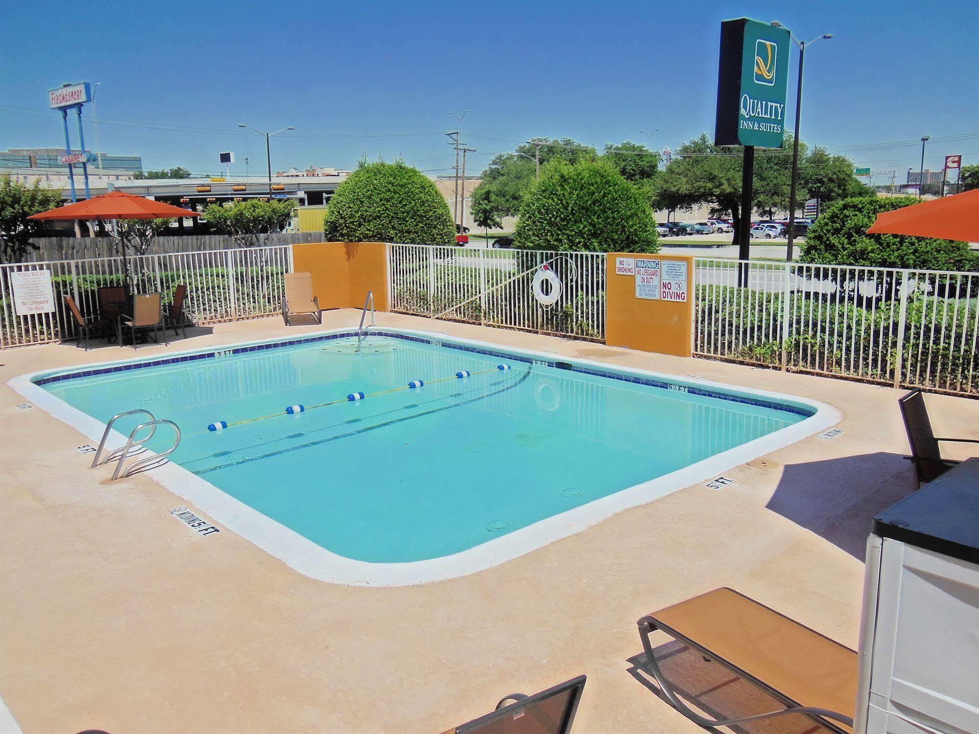 Days Inn & Suites By Wyndham Arlington Near Six Flags Buitenkant foto