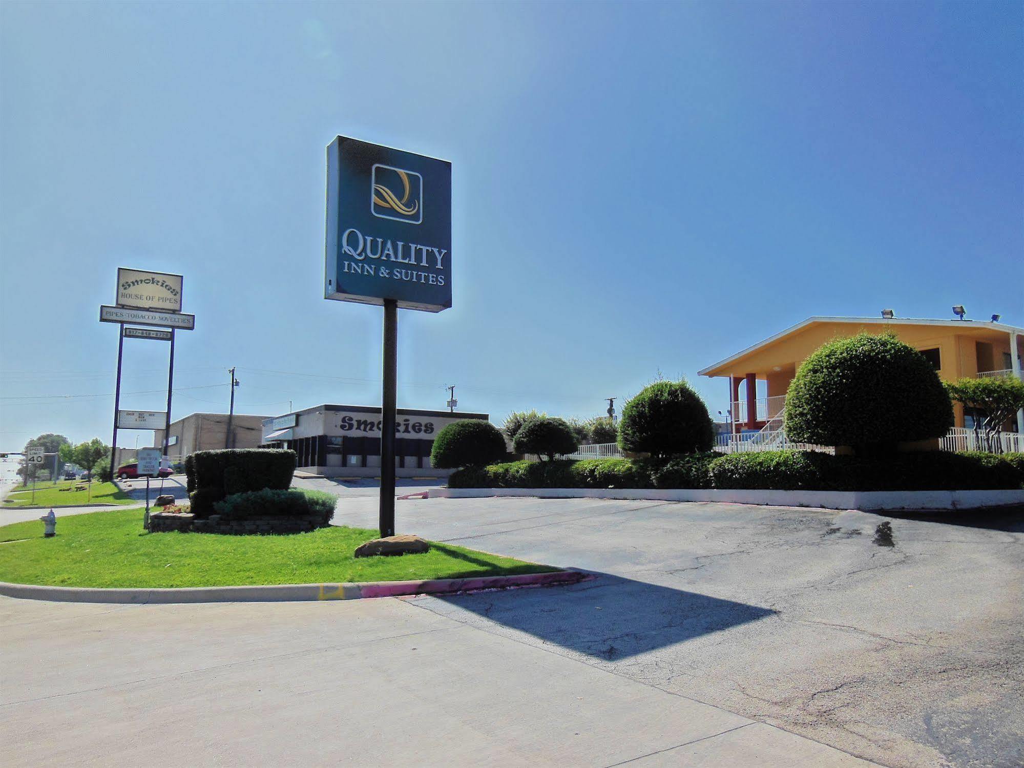 Days Inn & Suites By Wyndham Arlington Near Six Flags Buitenkant foto