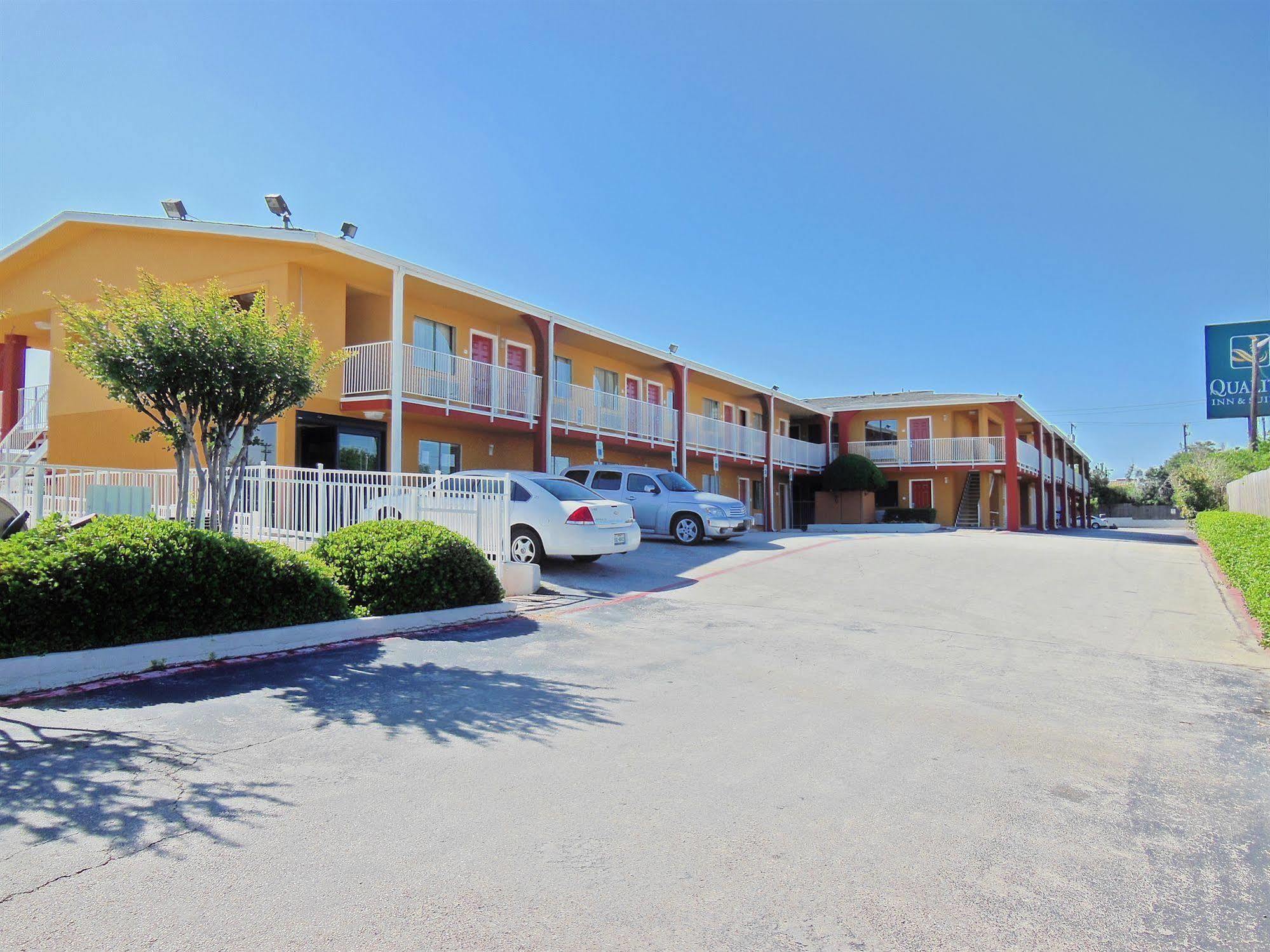 Days Inn & Suites By Wyndham Arlington Near Six Flags Buitenkant foto