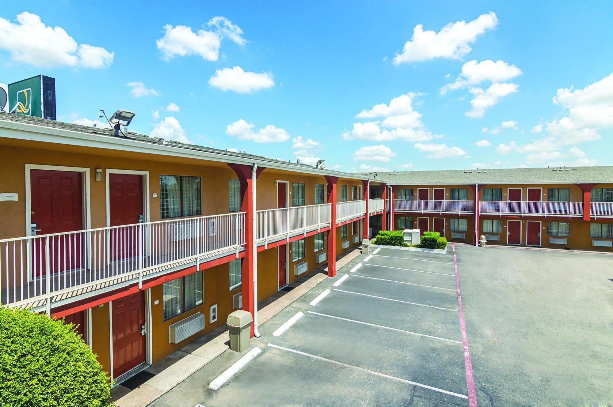 Days Inn & Suites By Wyndham Arlington Near Six Flags Buitenkant foto