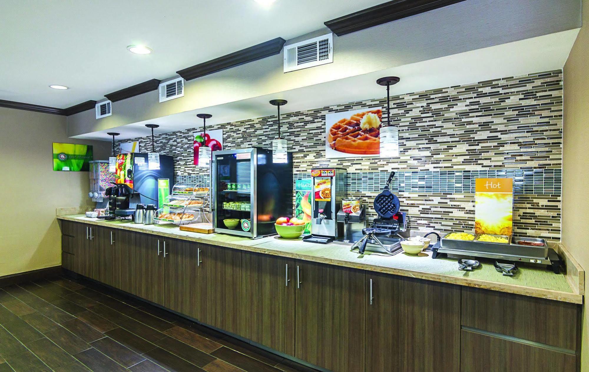 Days Inn & Suites By Wyndham Arlington Near Six Flags Buitenkant foto