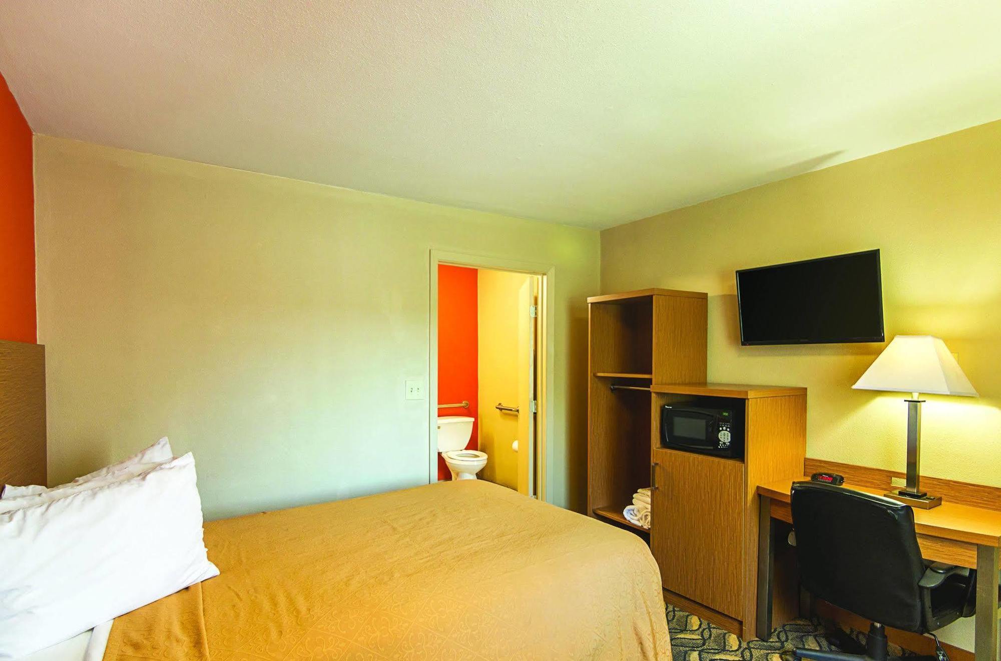 Days Inn & Suites By Wyndham Arlington Near Six Flags Buitenkant foto