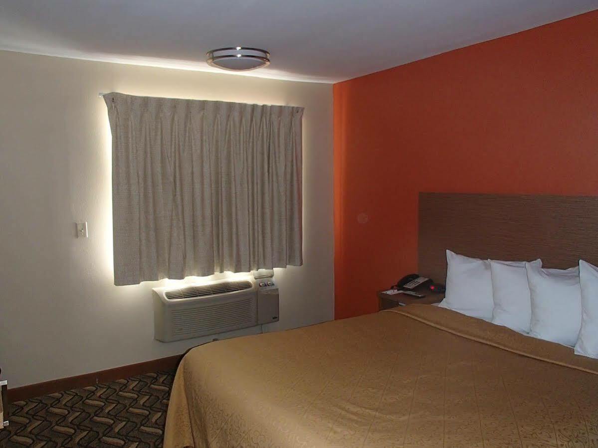 Days Inn & Suites By Wyndham Arlington Near Six Flags Buitenkant foto